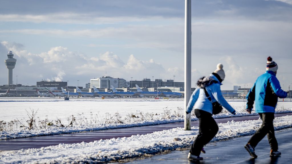 Morgenochtend code oranje in vrijwel hele land • Morgen minstens 800 vluchten geannuleerd