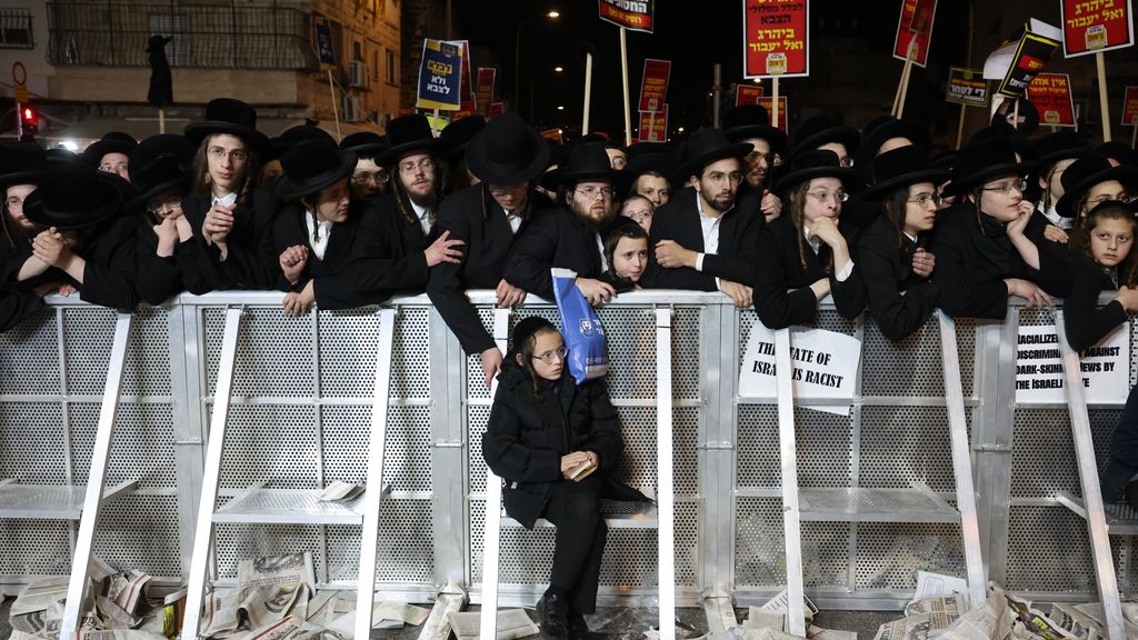 Foto: Buschauffeur rijdt ultraorthodoxe joden aan bij protest in Jeruzalem, één dode
