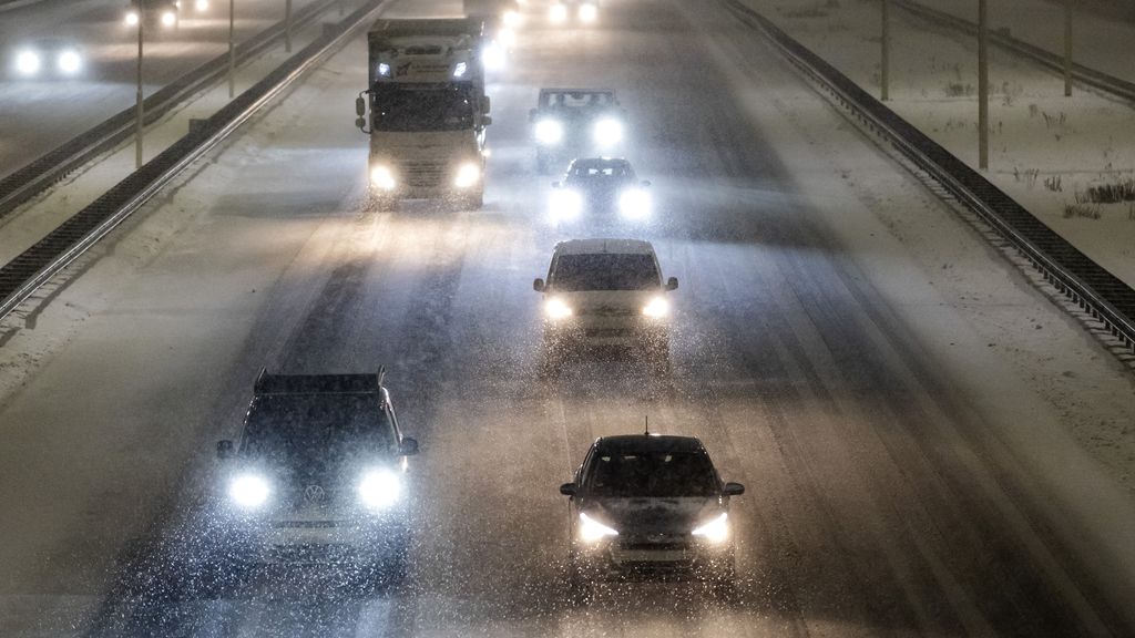 Foto: Thuiswerken, files en minder OV: wat te verwachten op deze zesde sneeuwdag?