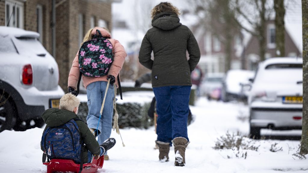 Foto: Wel of niet naar school met deze sneeuw? 'Sommige tentamens gaan gewoon door'