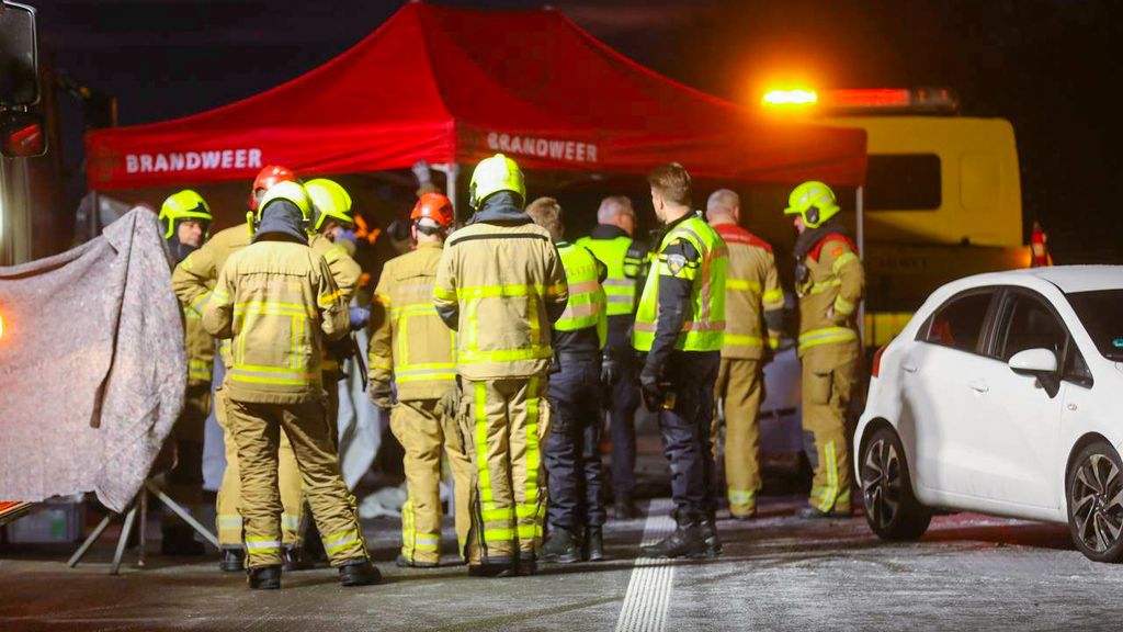 Automobilist overleden op A1 na botsing met berger • Stroomstoring Schiphol voorbij