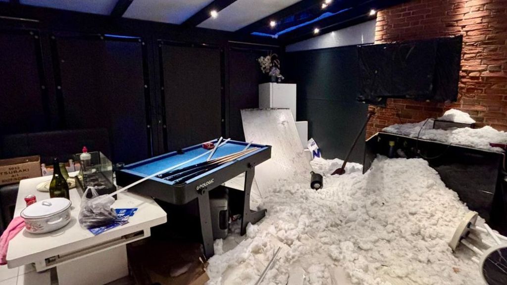 Foto: Kilo's sneeuw in Rotterdamse woning na instorten serre: 'Lijkt wel de Alpen'