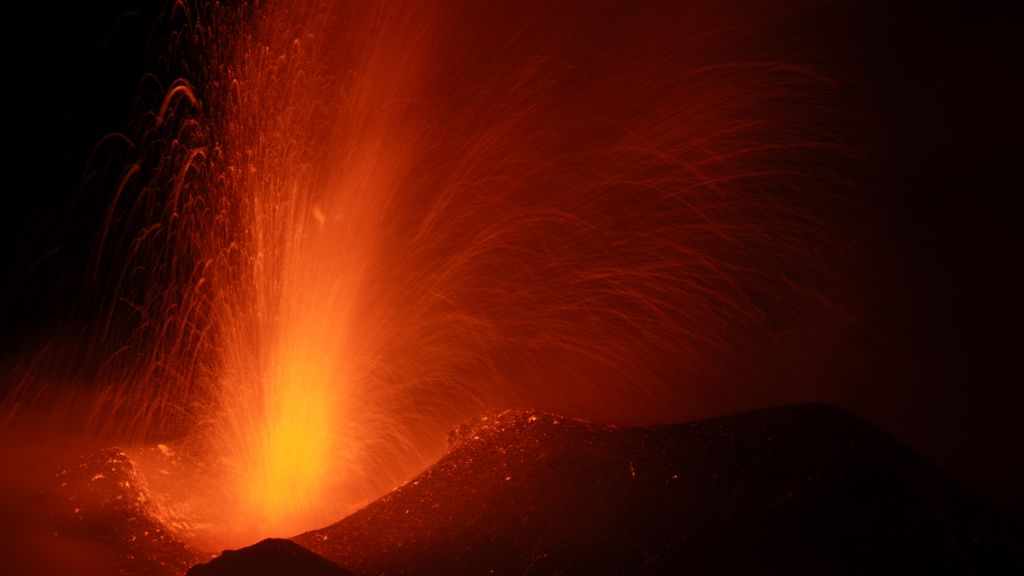 Foto: Vulkaangidsen Etna protesteren tegen nieuwe regels voor lavatoeristen