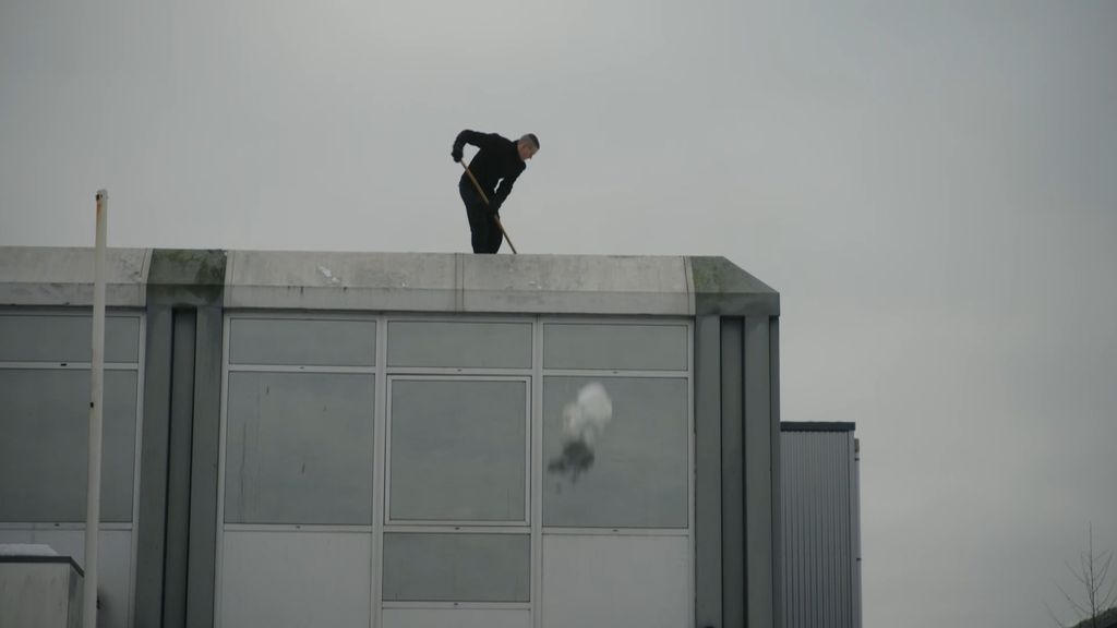 Foto: 'Halve meter sneeuw moet kunnen', maar toch bezwijken platte daken er soms onder