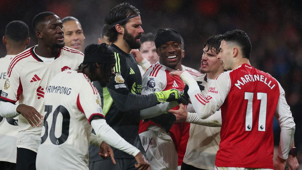 Arsenal-aanvaller Martinelli zegt sorry na duwen geblesseerde Bradley in topper