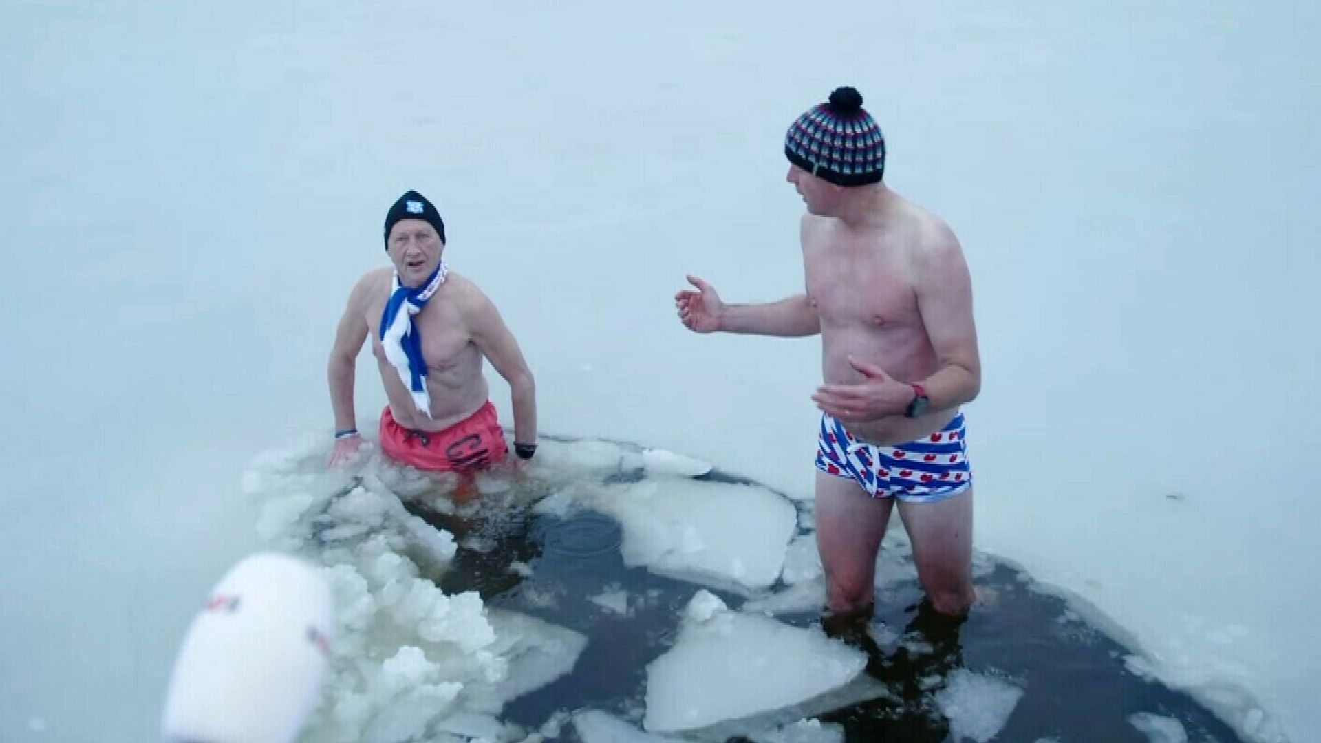 Tjalling en Geert trotseren het ijswater: 'Heerlijk!'