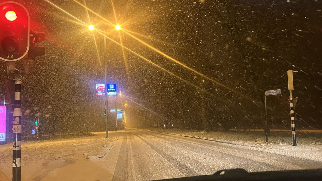 Foto: Langer code oranje in noorden, bussen rijden niet: 'Ga niet de weg op'