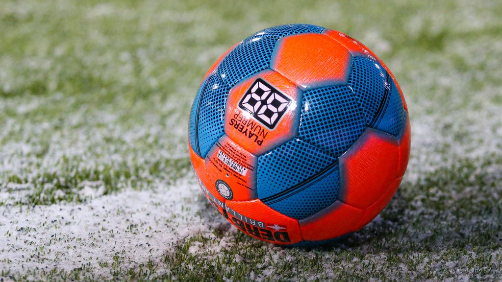 KNVB: 'Eredivisieduels zaterdag gaan door' • Opvallende blessure Heerenveen-keeper Klaverboer