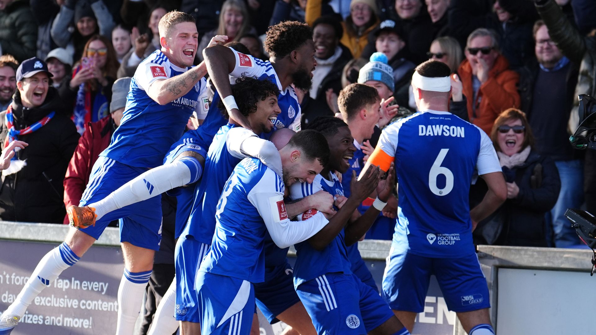 Zesdeklasser Macclesfield stunt met uitschakeling bekerhouder Crystal Palace in FA Cup