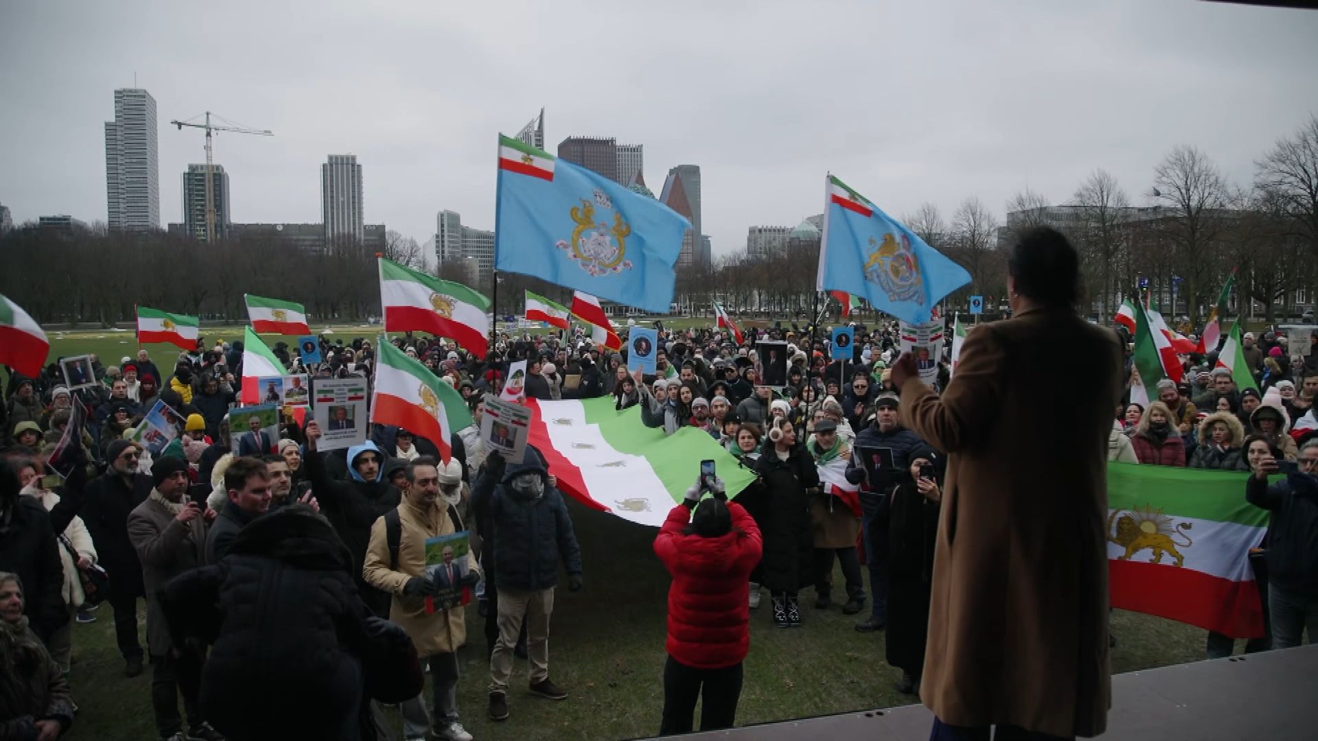 Steunbetuiging voor Iraniërs op het Malieveld: 'Ons hart is bij Iran'
