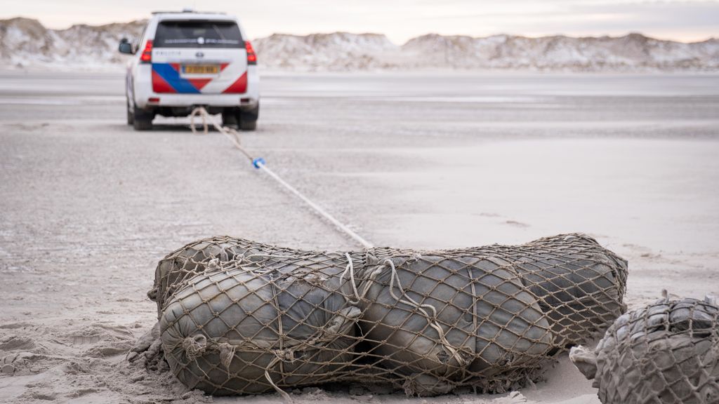 Foto: Grote pakketten met mogelijk drugs aangespoeld op Terschelling