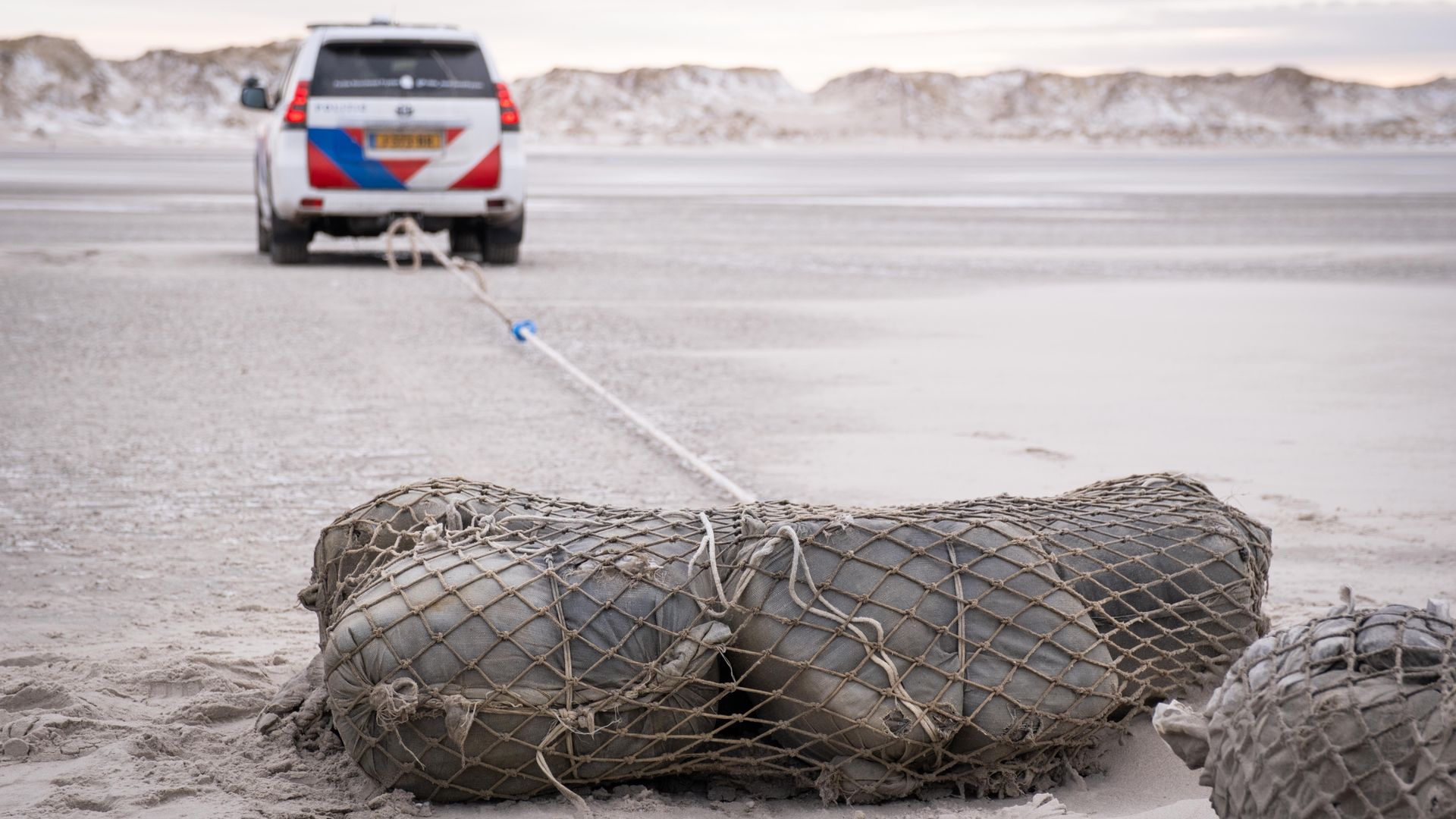 Grote pakketten met mogelijk drugs aangespoeld op Terschelling