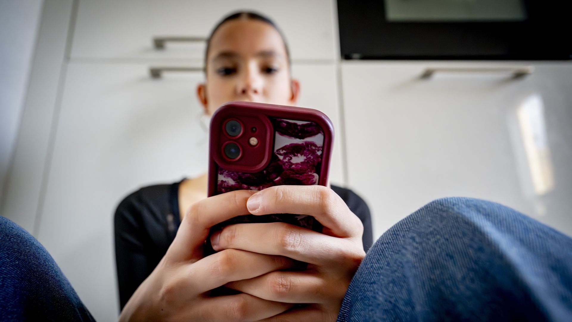 Zeker vijf Nederlandse meisjes aangespoord tot zelfdoding via chatgroep