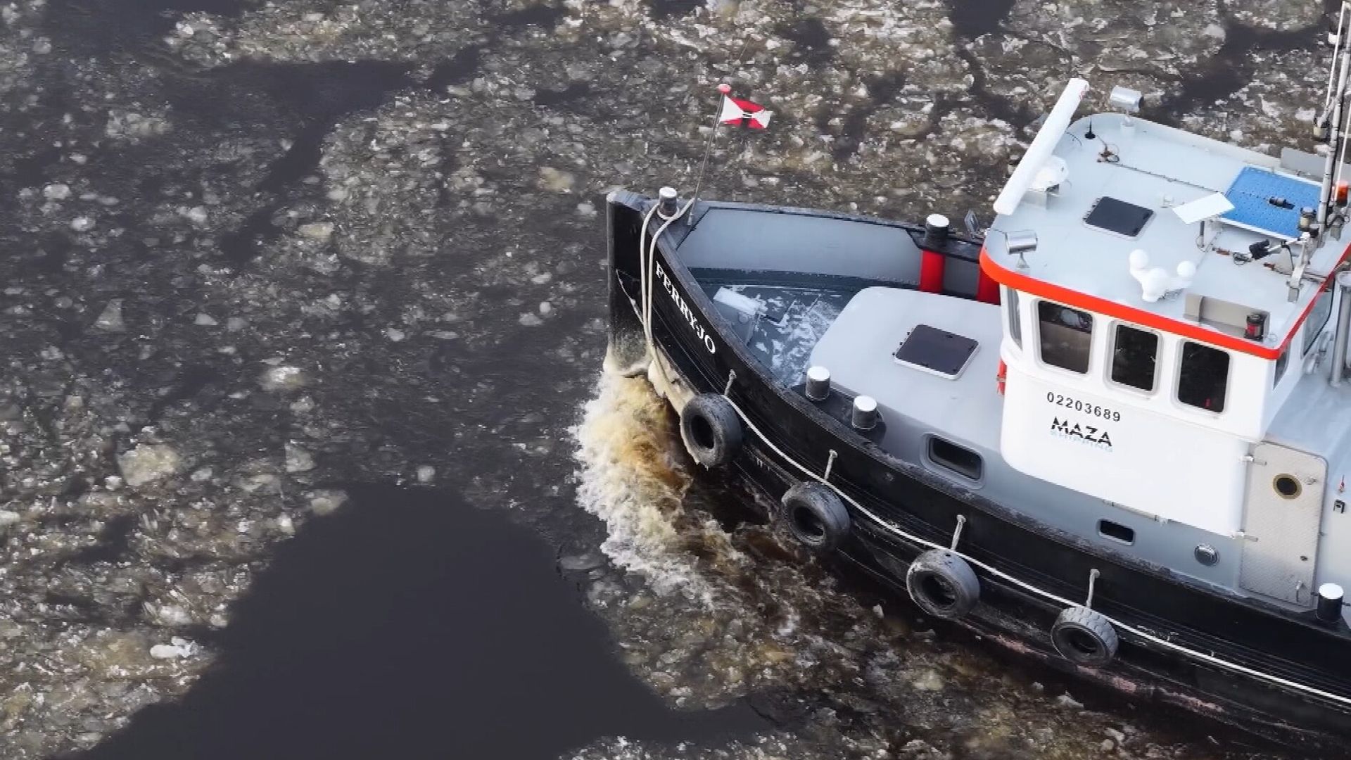 IJsbrekers in actie op Prinses Margrietkanaal na koude nacht