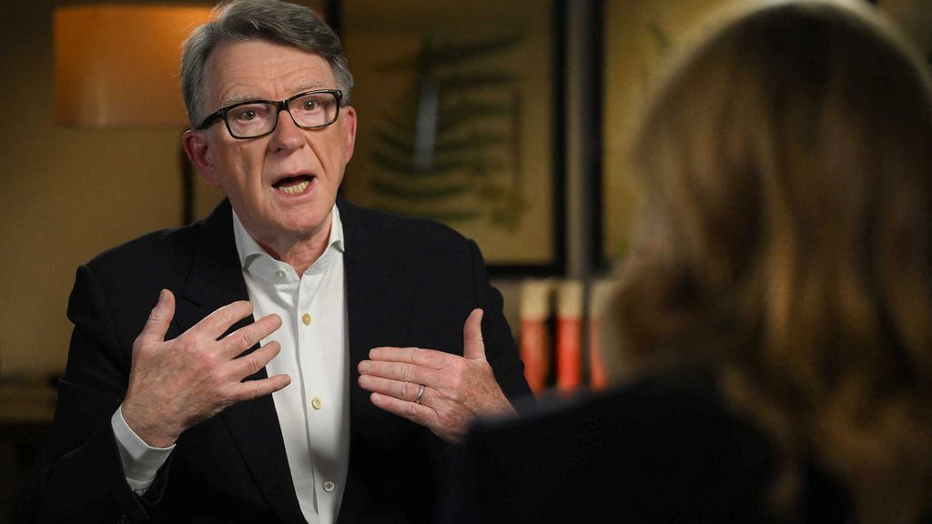 Foto: Ontslagen Britse ambassadeur biedt geen excuses aan voor vriendschap met Epstein