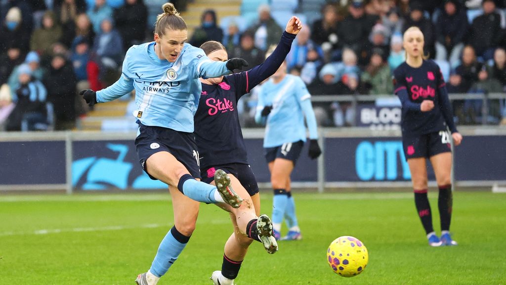 Aandeel Miedema en Casparij in zege koploper Manchester City op Everton