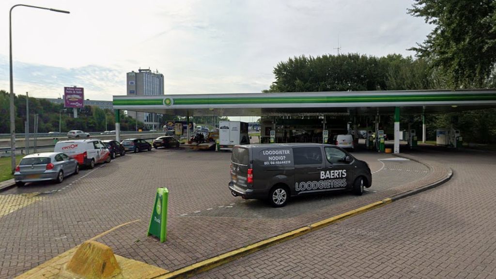 Foto: Taxi rijdt weg met tankslang, brand bij tankstation Nieuwegein onder controle