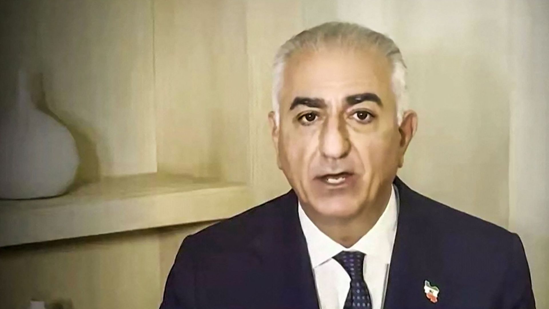 Zoon afgezette sjah wakkert protesten Iran aan: 'Men klampt zich aan hem vast'