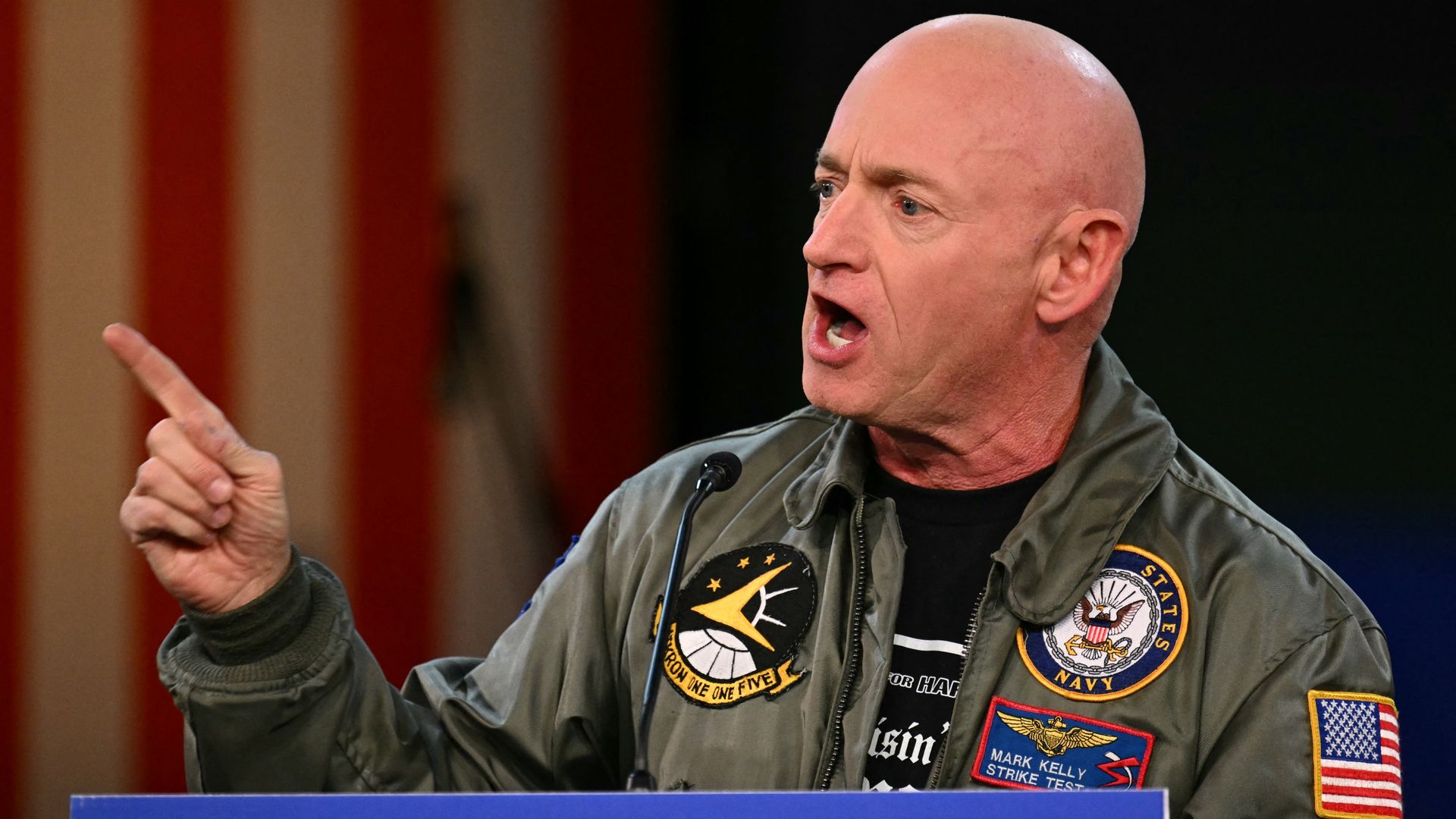 Amerikaanse senator Kelly klaagt Pentagon aan om tik op de vingers na kritiek op Trump 