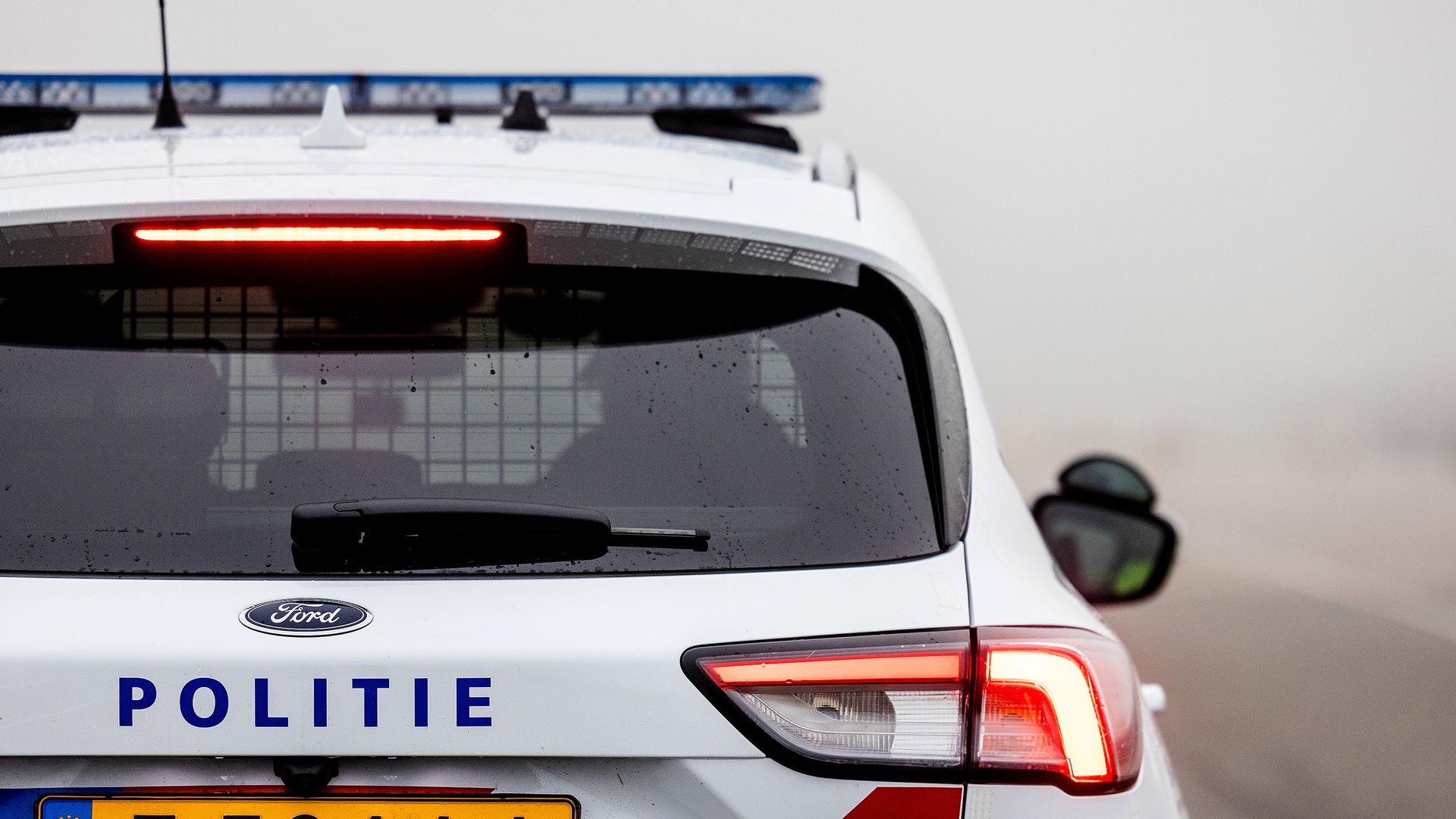 Man steelt ANWB-auto en politieauto na maken foto's op defensieterrein