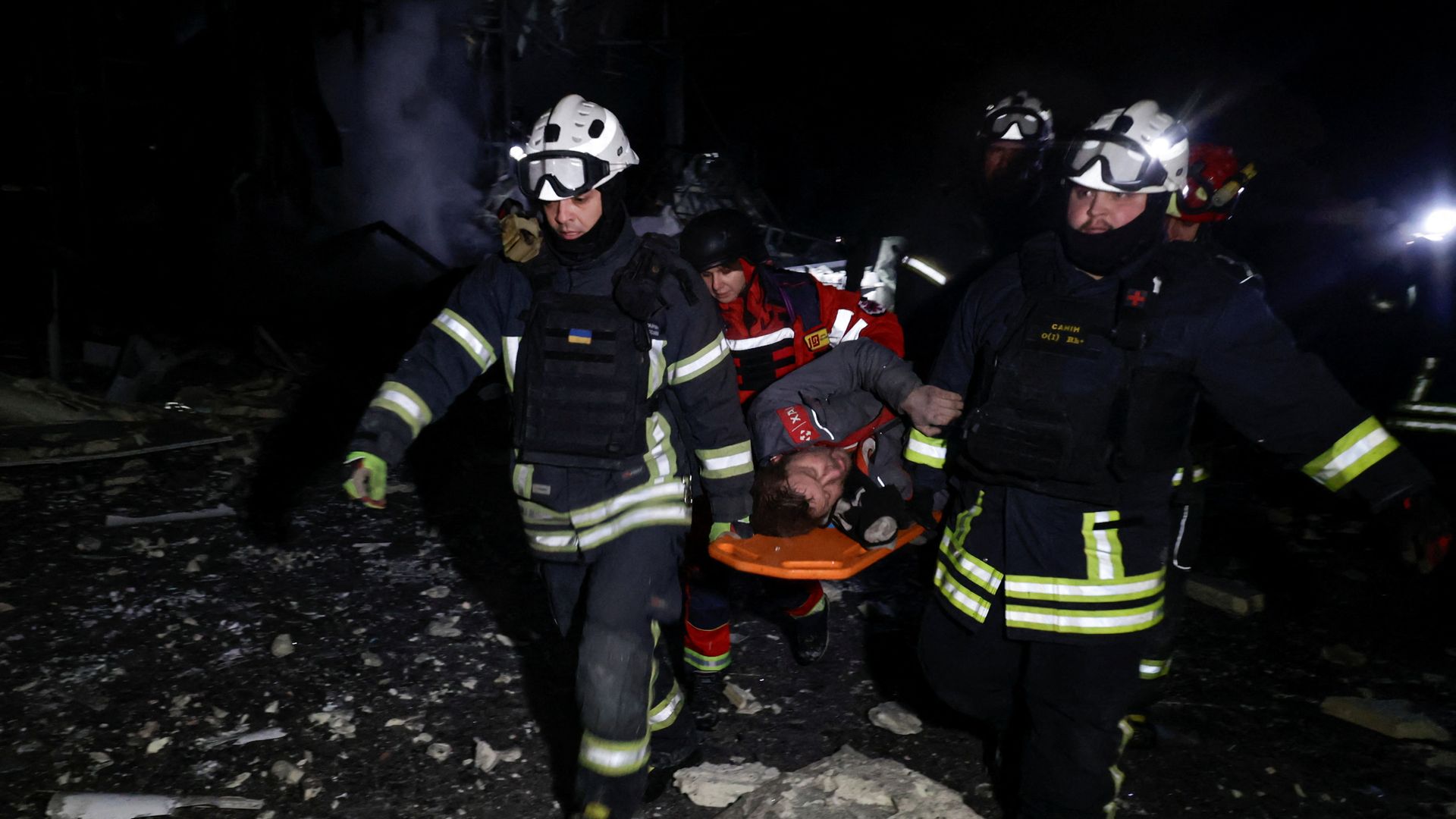 Nieuwe Russische aanvallen op Kyiv en Charkiv: energiecentrale geraakt en doden