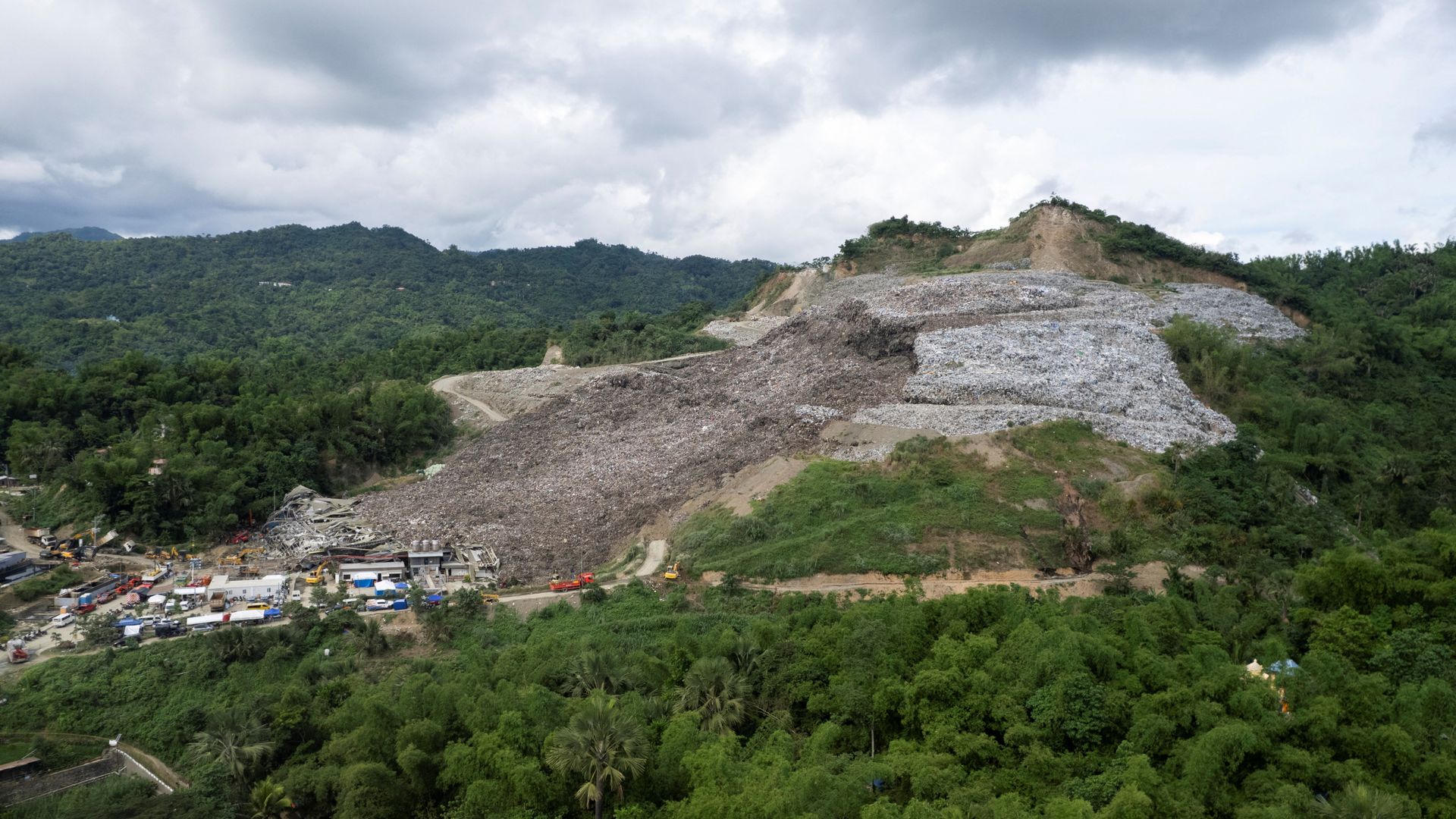 Elf doden na instorten afvalberg Filipijnen, nog zeker twintig vermisten
