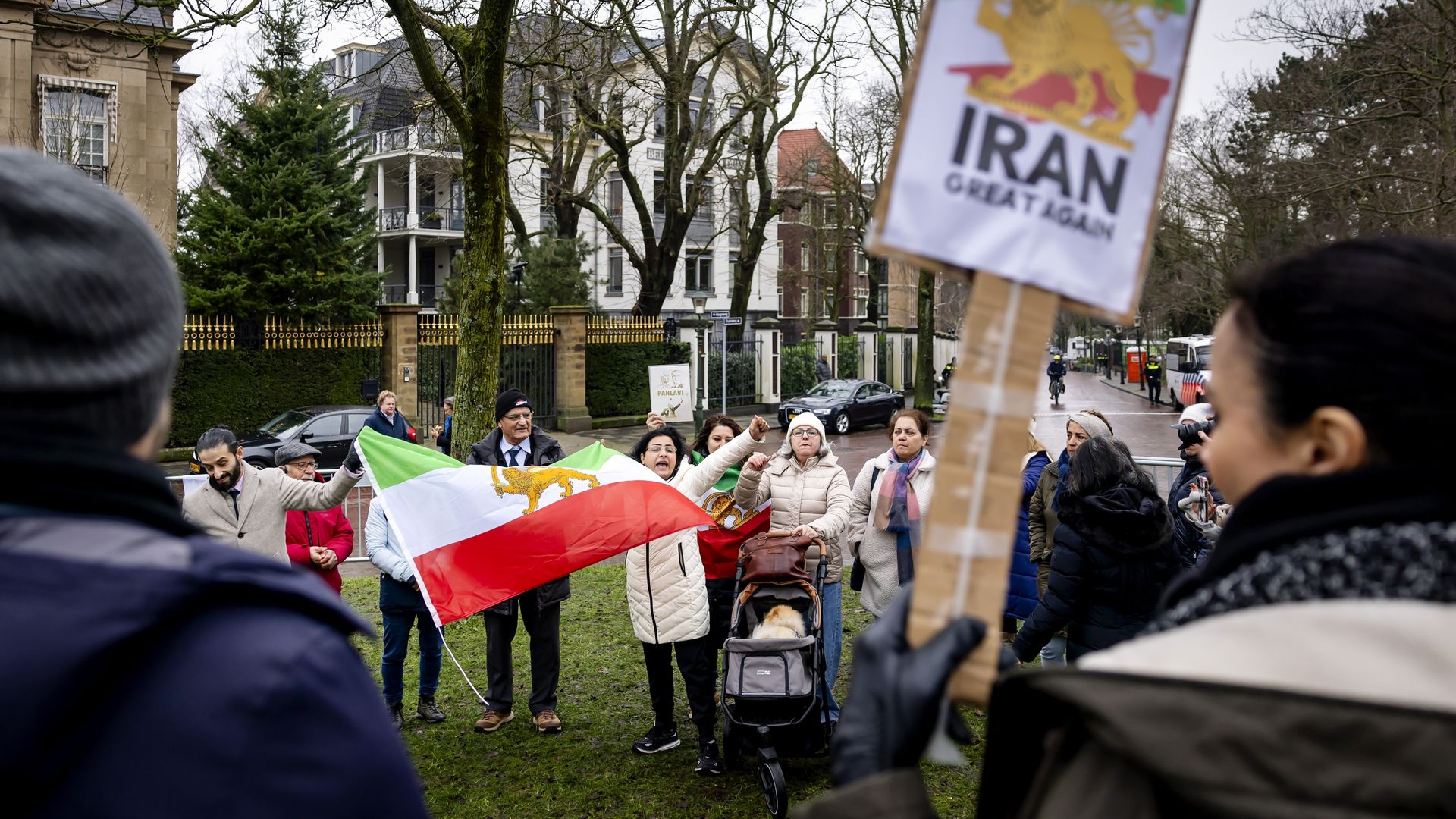 Nederland roept ambassadeur Iran op matje om geweld tegen burgers