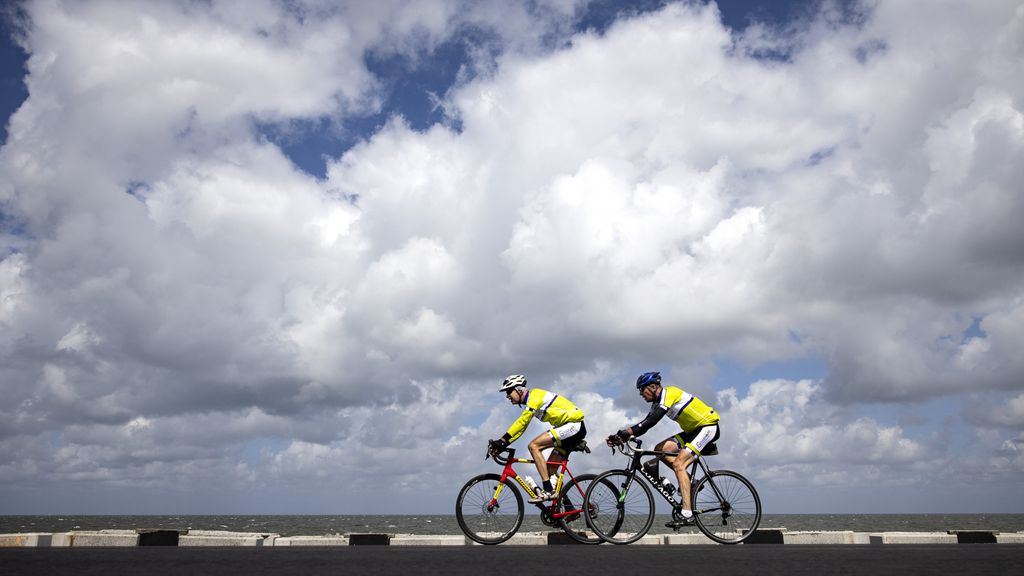 Foto: Fietsers kunnen vanaf volgend jaar weer over de volledige Afsluitdijk fietsen