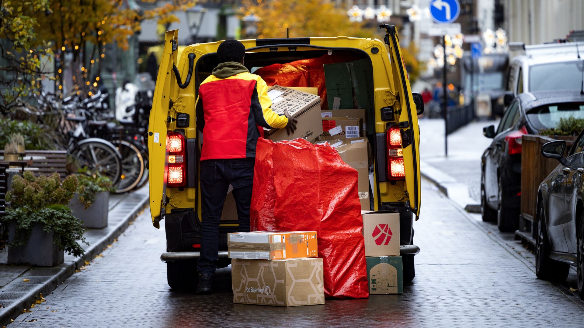 Toch geen extra Nederlandse toeslag op pakketjes van buiten de EU