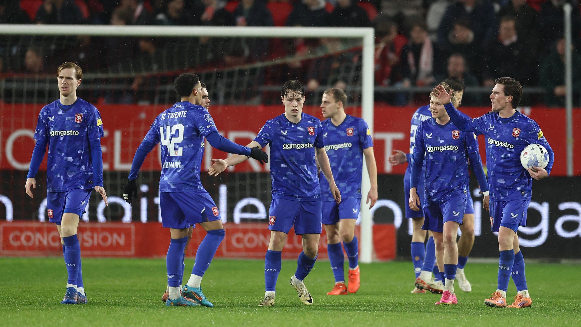 FC Twente wint in Utrecht • Tukkers draaien het na rust om en bekeren verder