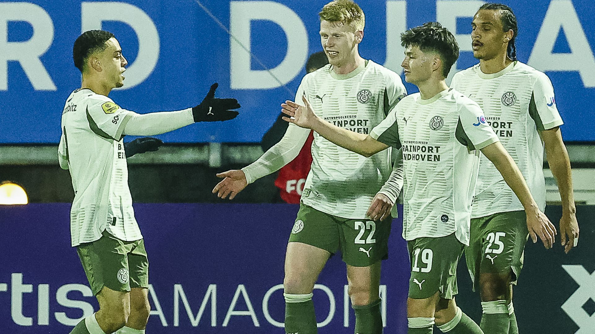 PSV heeft aan wervelend halfuur genoeg om door te bekeren, Go Ahead met schrik vrij