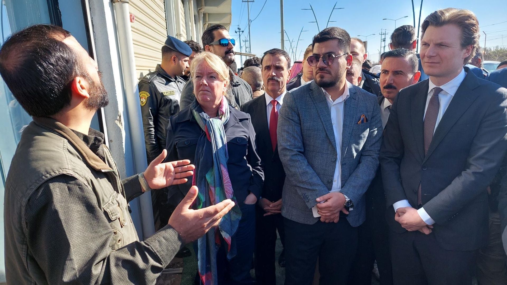 Defensieminister Brekelmans biedt in Hawija excuses aan voor bombardement