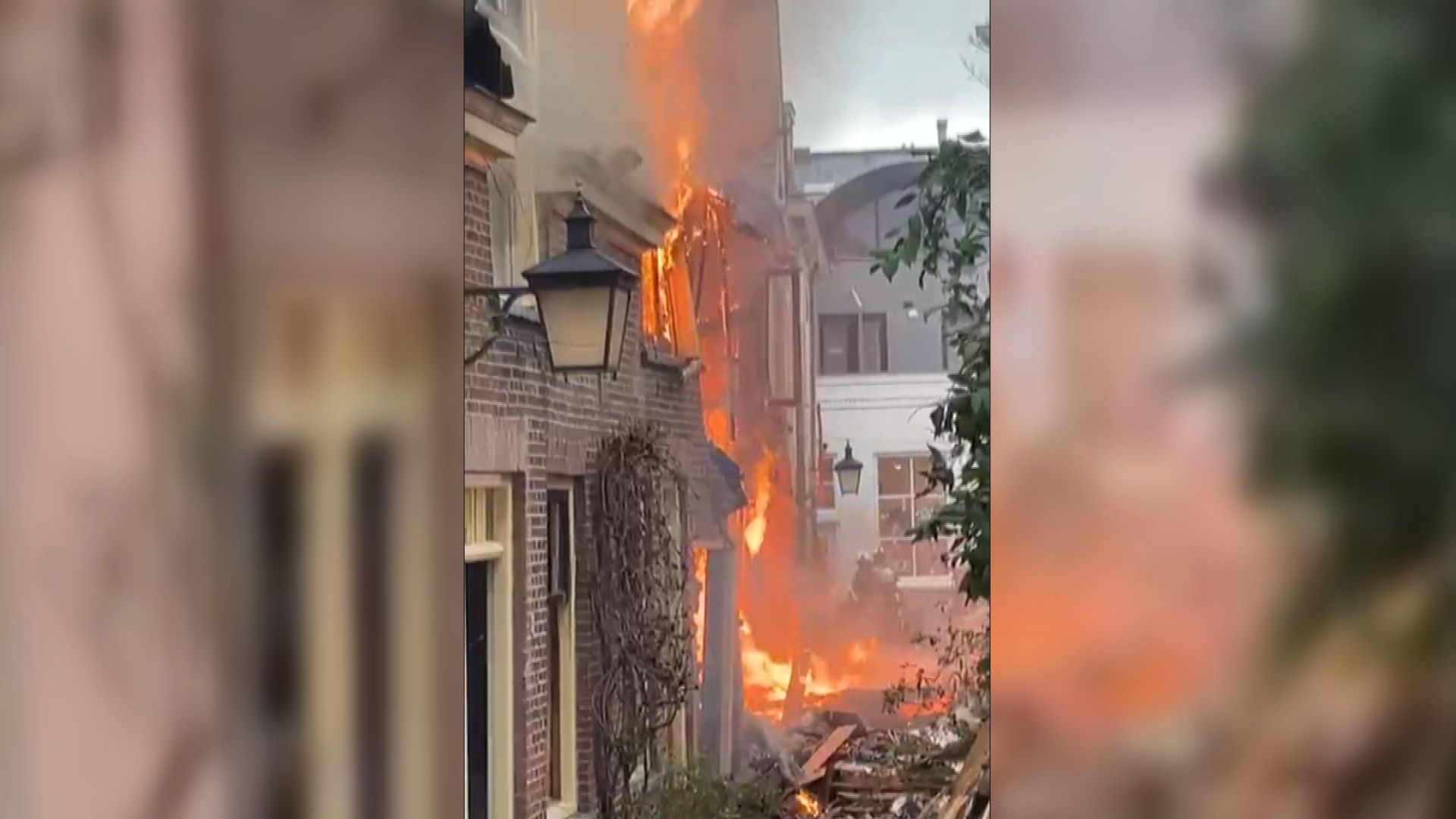Eerste beelden van brand in centrum Utrecht na explosie