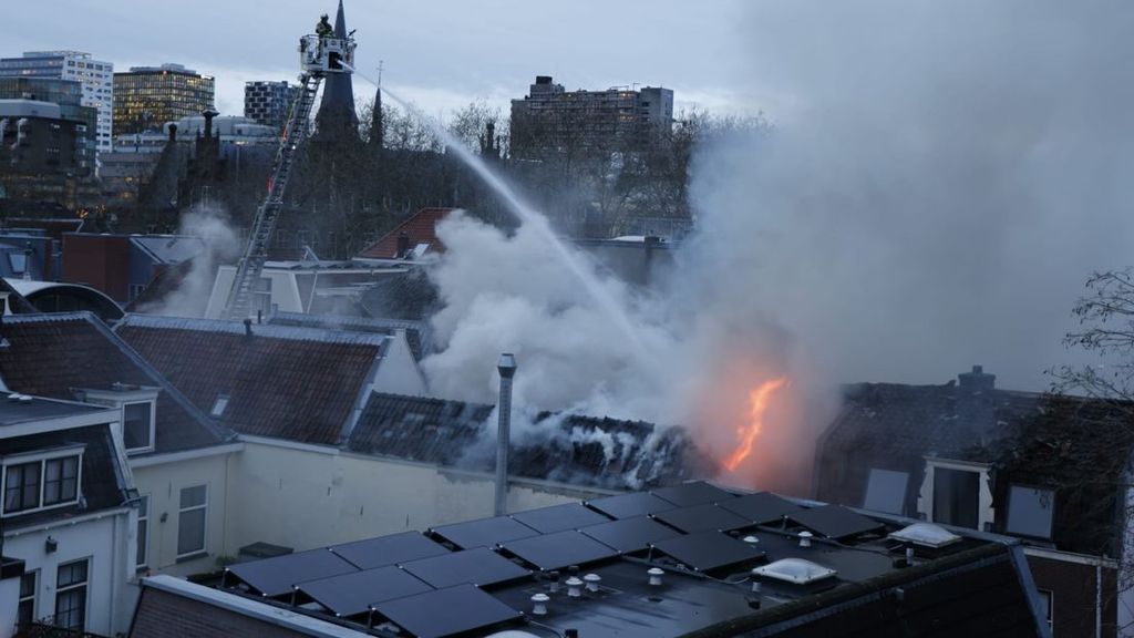 Foto: Zeker vier gewonden bij brand in centrum Utrecht na 'gigantische explosie'