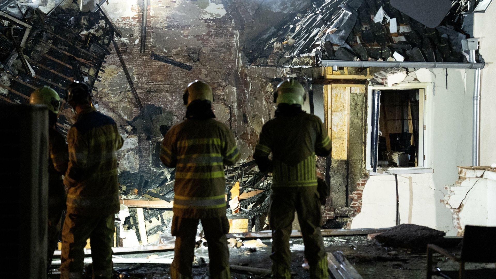 Burgemeester Dijksma: misdrijf ligt niet voor de hand • Brand is onder controle