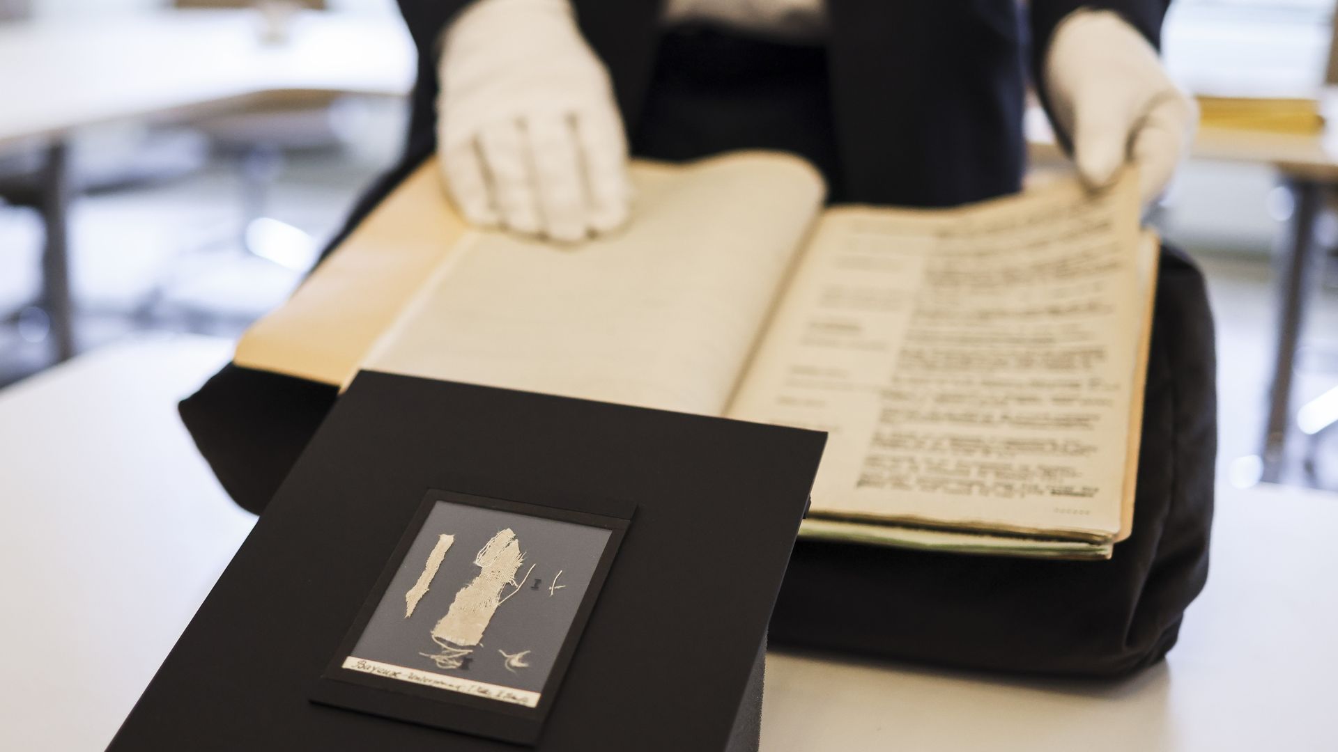 Duitsland geeft geroofde fragmenten van Tapijt van Bayeux terug aan Frankrijk