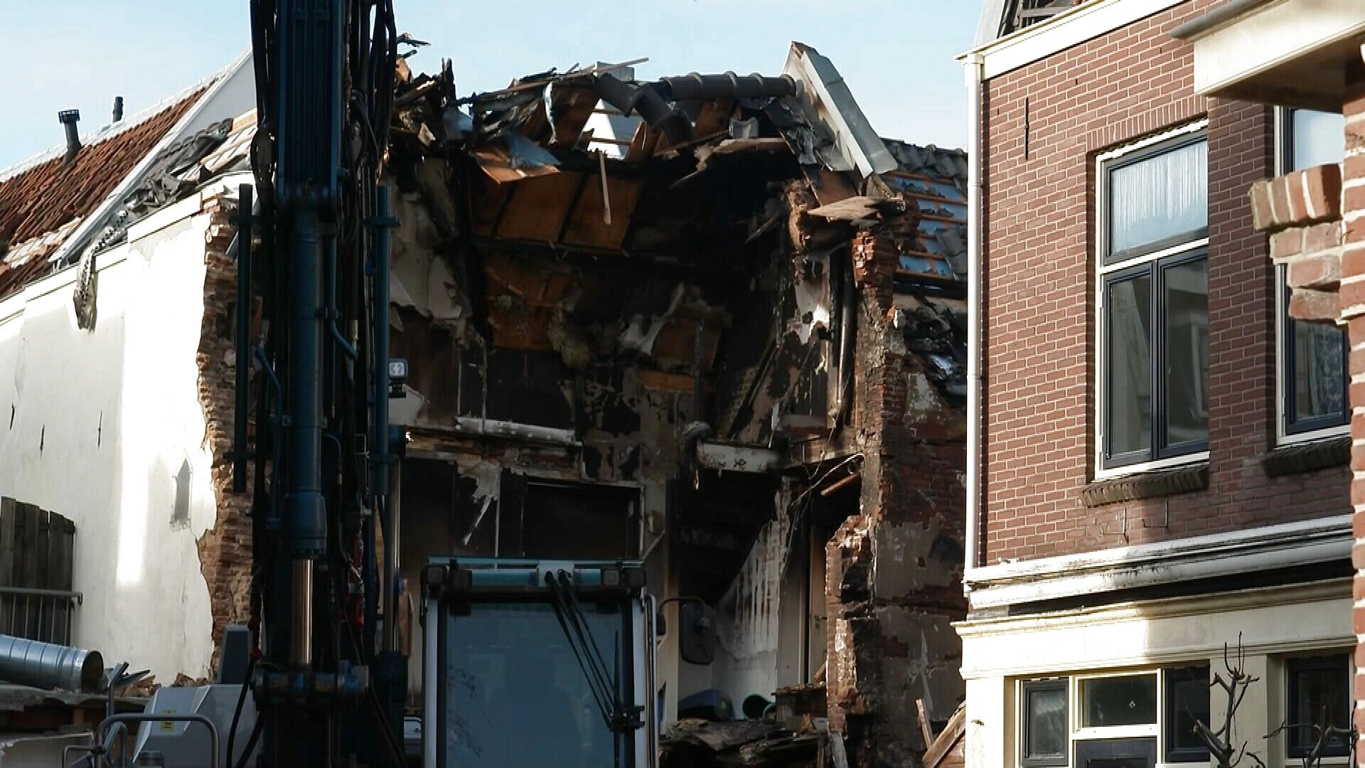 Utrecht likt wonden na explosie: 'Ik heb een dakpan op m'n hand gekregen'