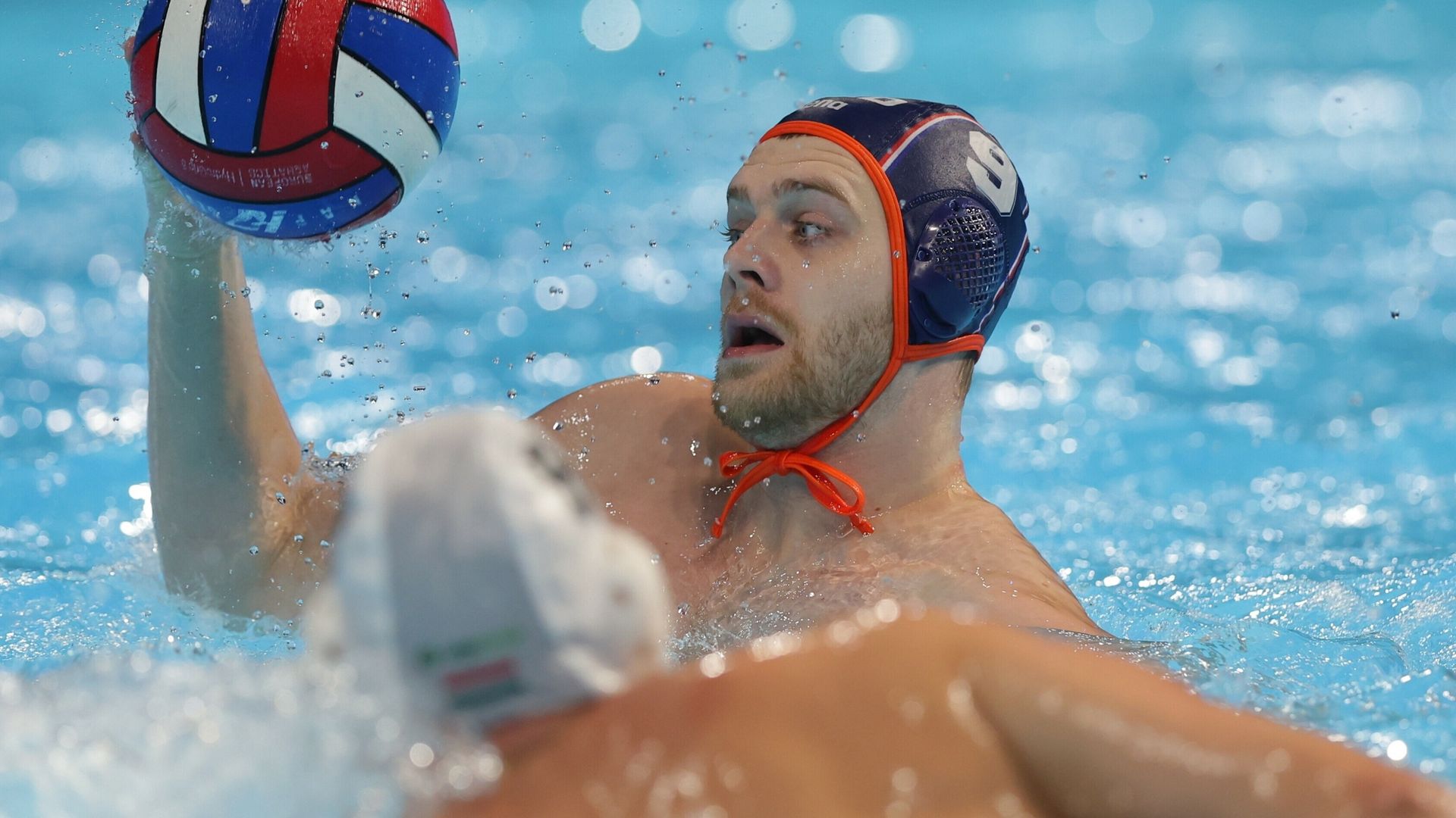 Waterpoloërs beginnen tweede fase van EK met eervolle nederlaag tegen Hongarije