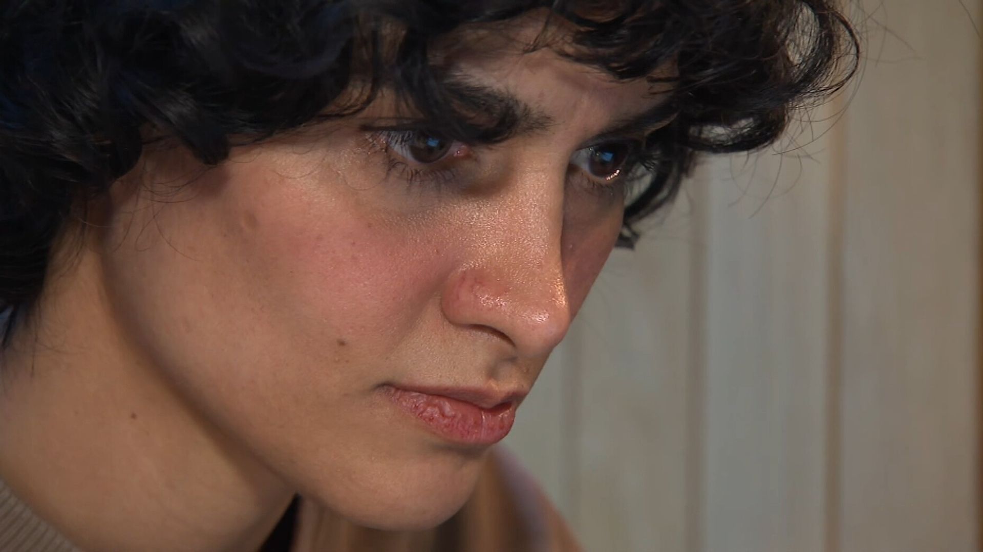 Niloofar hoort verschrikkelijke verhalen van haar vrienden in Iran 