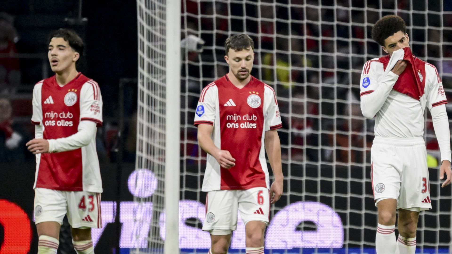 Ajax verspeelt 2-0 voorsprong tegen Go Ahead en moet genoegen nemen met een punt