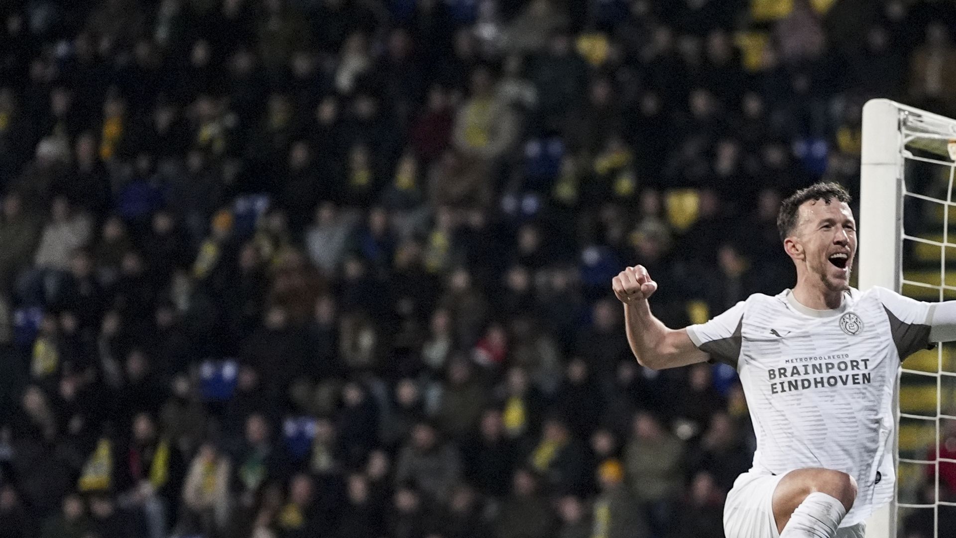 PSV wint door late treffer Perisic bij Fortuna Sittard, vijftiende uitzege op rij