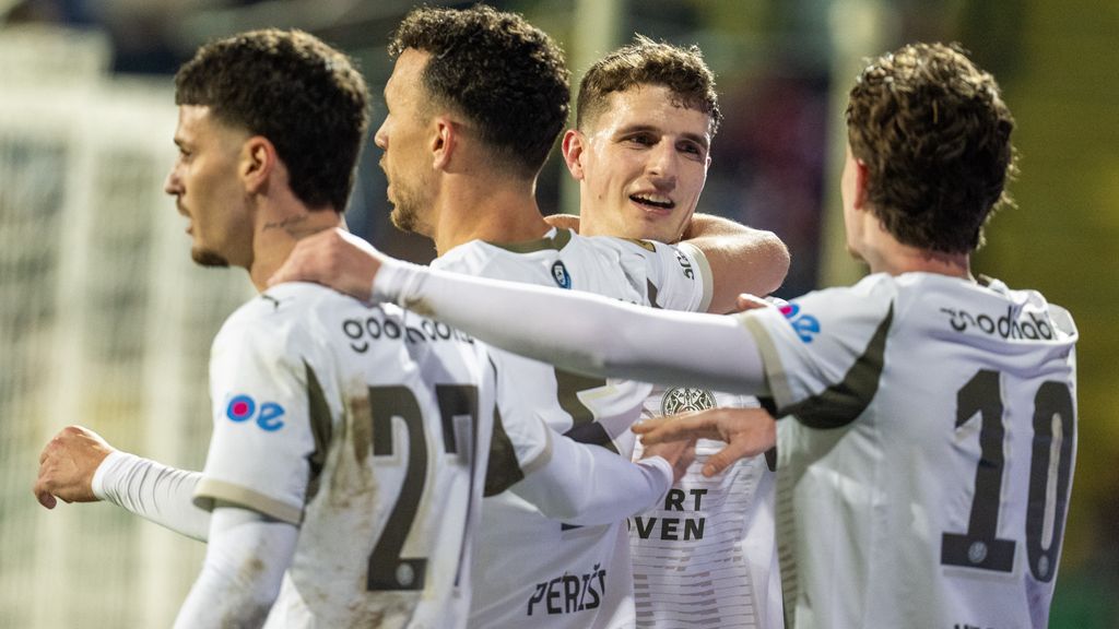 Zwaarbevochten winst koploper PSV • Bitter verlies hekkensluiter NAC