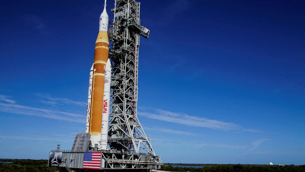 Foto: Maanraket voor Artemis II-missie aangekomen op lanceerplatform