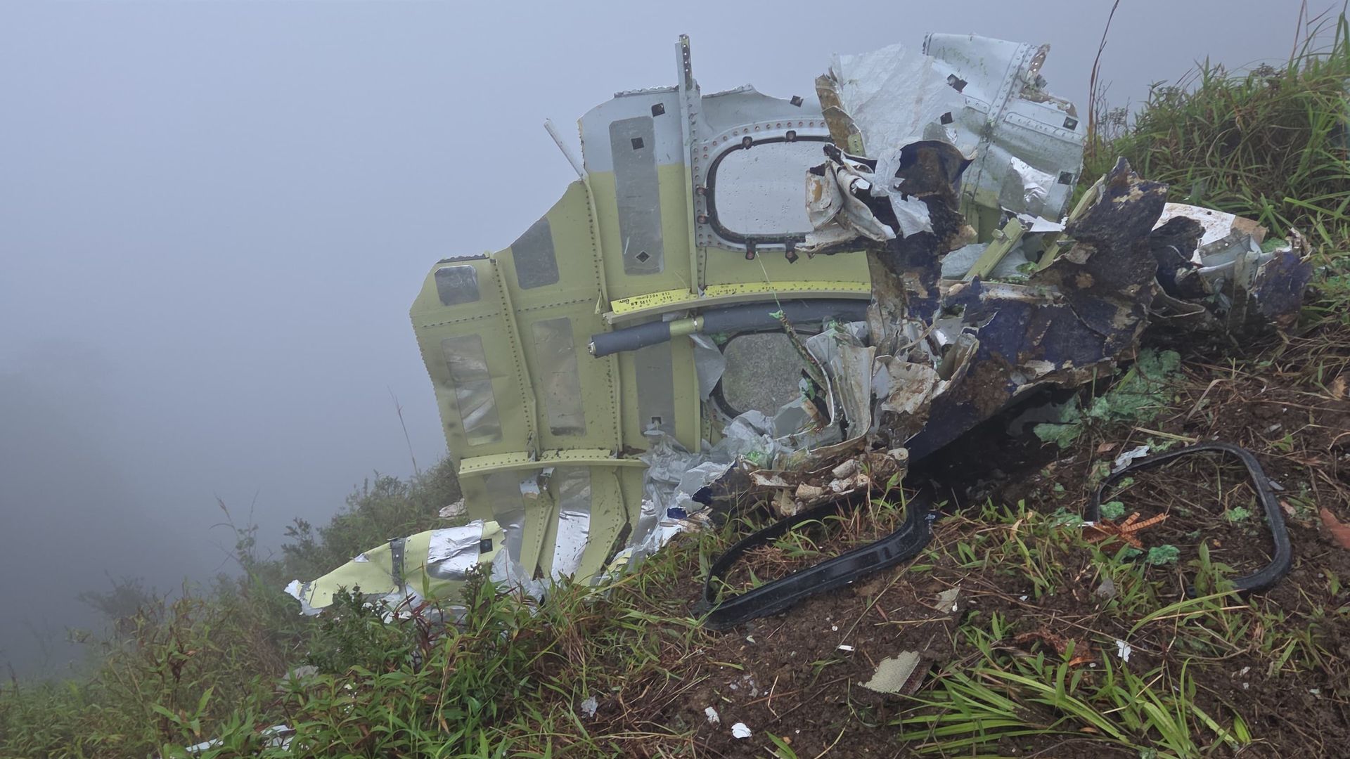 Wrakstukken van neergestort vliegtuig gevonden in bergachtig gebied Indonesië