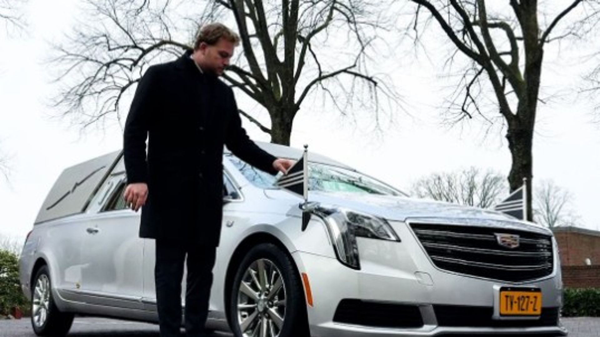 Matthijs verruilde studentenleven voor uitvaartleider: 'Mensen reageren verbaasd'