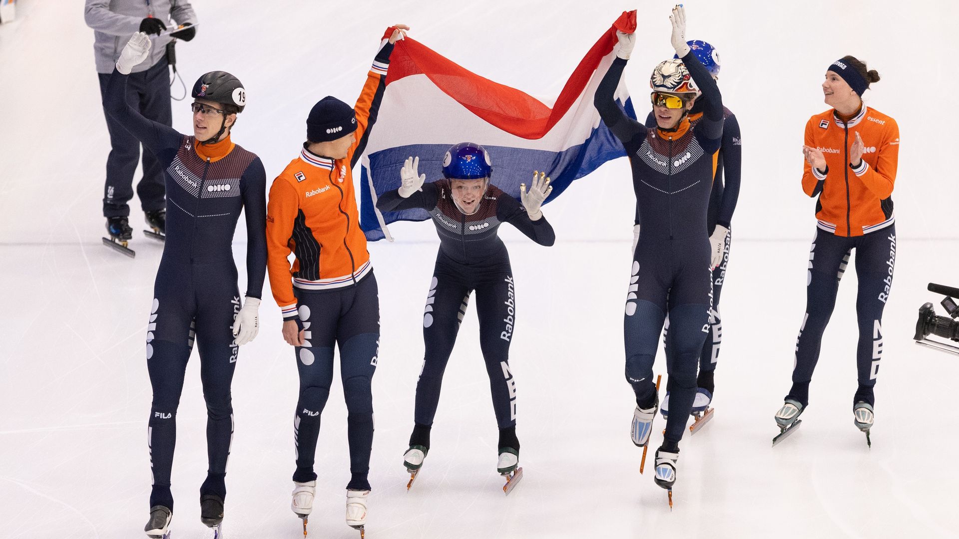 Gemengde shorttrackploeg haalt vijfde goud op EK in Tilburg binnen, zilver Deltrap