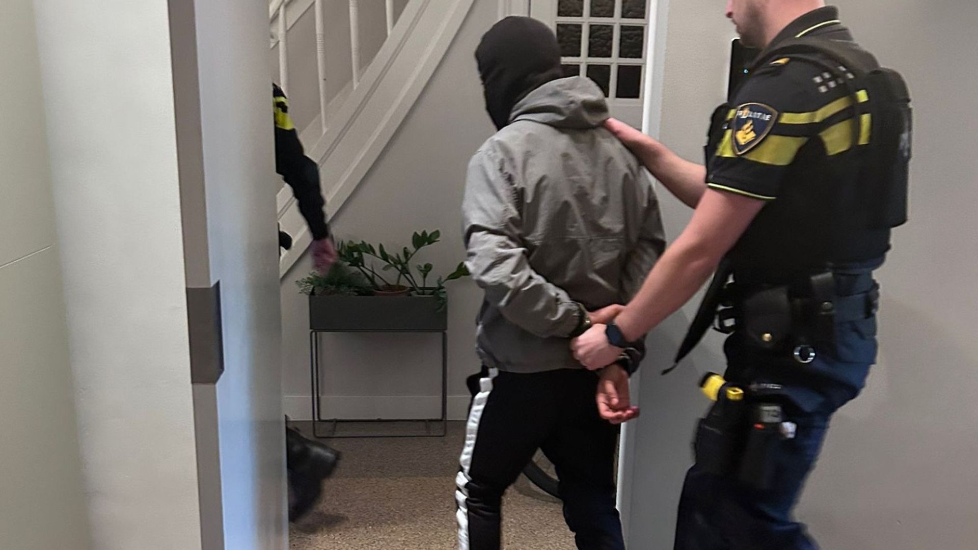 Overval op juwelierszaak in Amsterdam, verdachte in tuin van gezin aangehouden