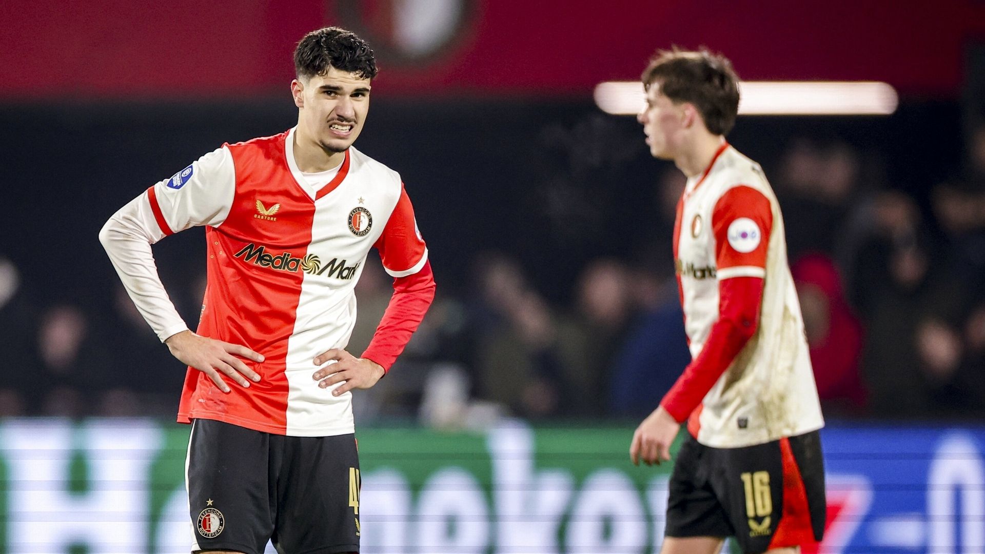 Nieuwe, sensationele nederlaag Feyenoord ondanks hakbal en omhaal Van Persie junior