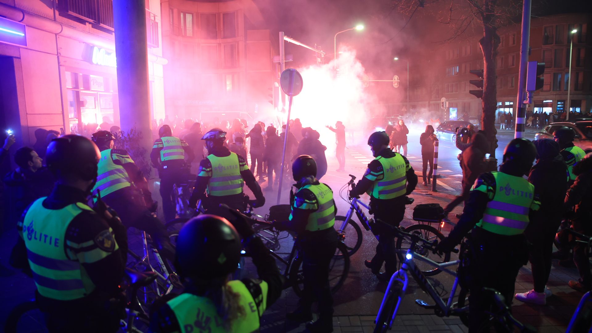 ME ingezet in Den Haag en Amsterdam vanwege onrust na nederlaag Marokko