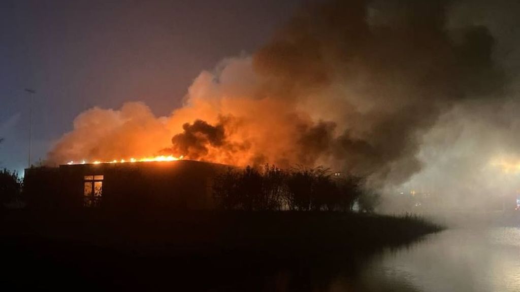 Foto: Grote brand verwoest schoolgebouw in Huissen